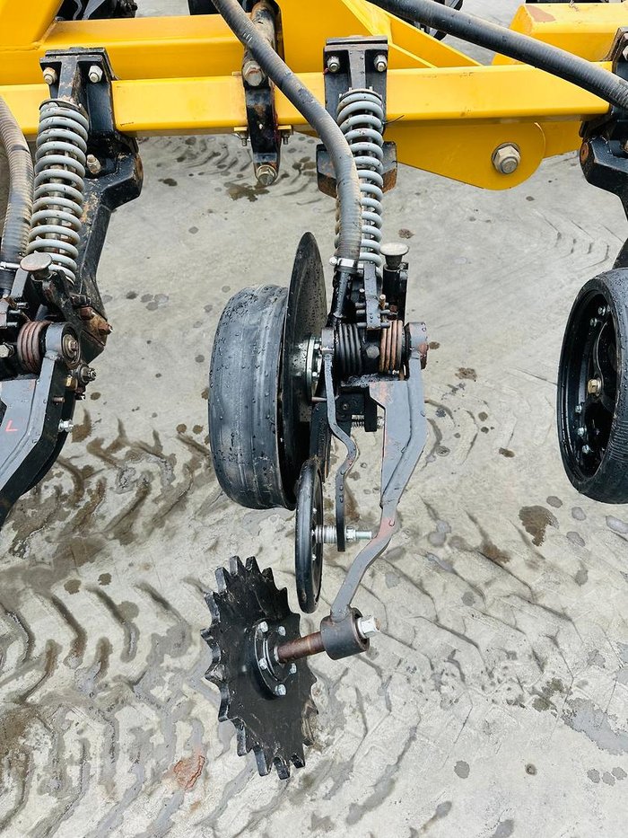 2013 SERAFIN ULTISOW S18 60 BI FOLD SINGLE DISC AIR SEEDER Used YELLOW