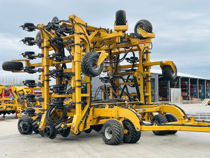 2013 SERAFIN ULTISOW S18 60 BI FOLD SINGLE DISC AIR SEEDER Used YELLOW