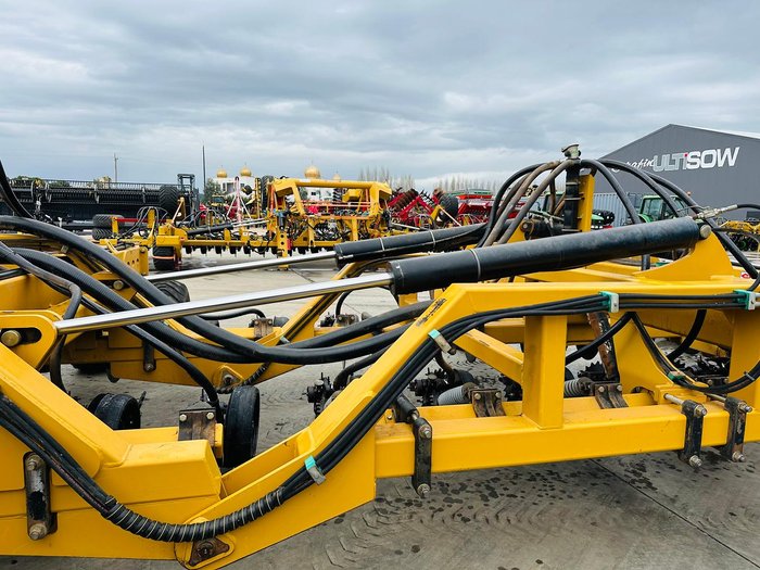 2013 SERAFIN ULTISOW S18 60 BI FOLD SINGLE DISC AIR SEEDER Used YELLOW