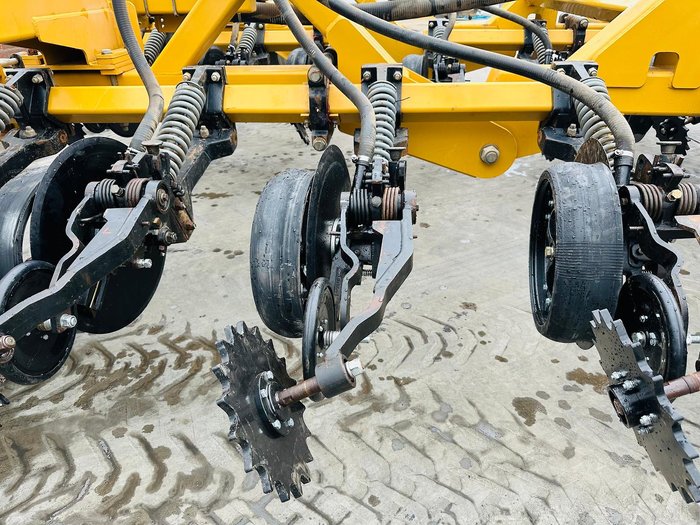 2013 SERAFIN ULTISOW S18 60 BI FOLD SINGLE DISC AIR SEEDER Used YELLOW