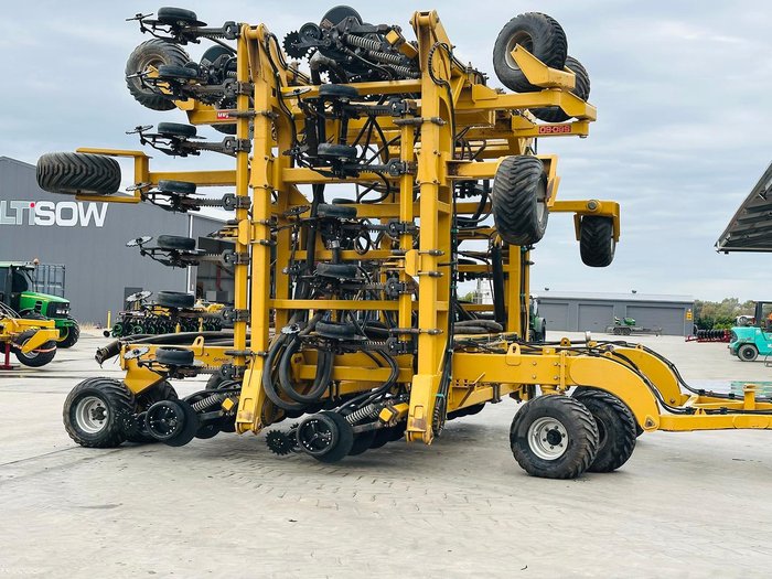 2013 SERAFIN ULTISOW S18 60 BI FOLD SINGLE DISC AIR SEEDER Used YELLOW