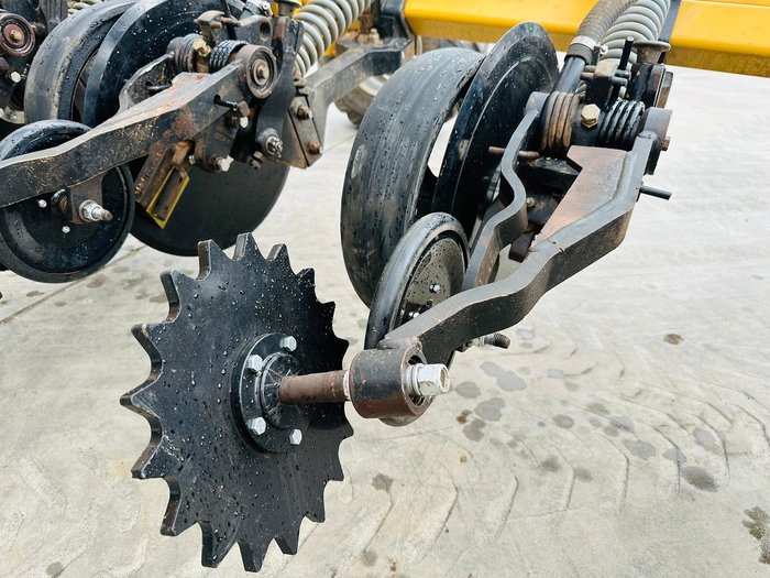 2013 SERAFIN ULTISOW S18 60 BI FOLD SINGLE DISC AIR SEEDER Used YELLOW