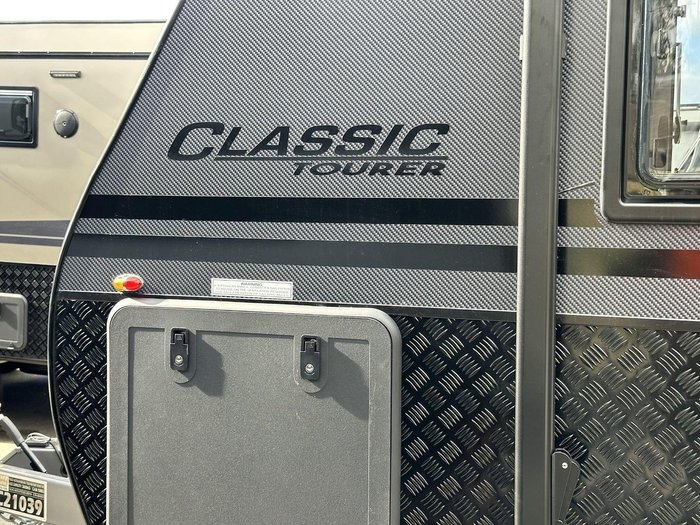 2025 Supreme 1800_R_K1e3_S Classic Tourer 18'