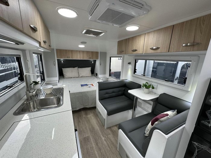 2025 Supreme 1800_R_K1e3_S Classic Tourer 18'