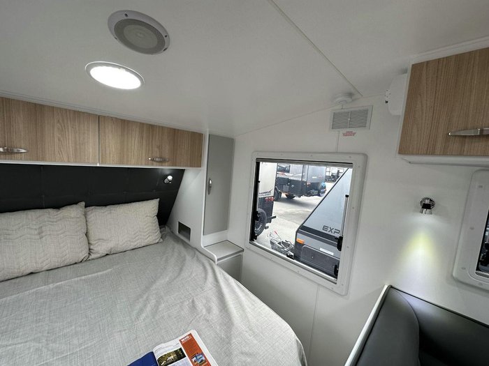 2025 Supreme 1800_R_K1e3_S Classic Tourer 18'