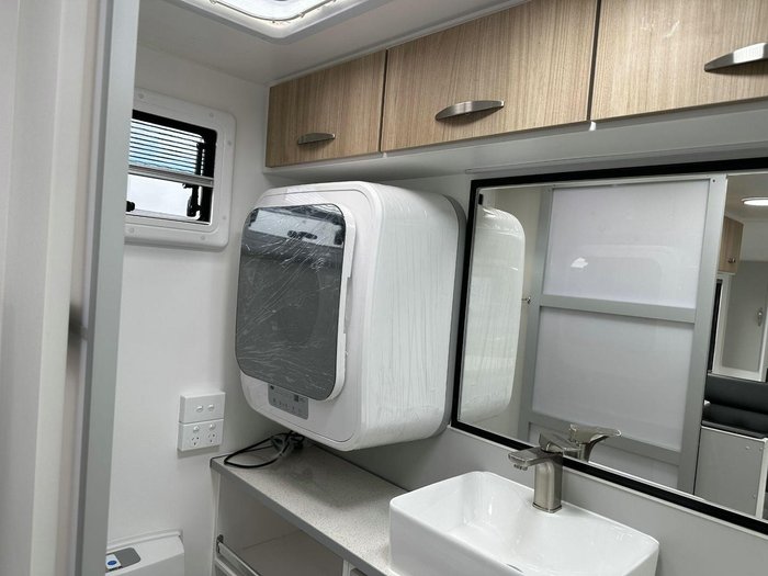 2025 Supreme 1800_R_K1e3_S Classic Tourer 18'