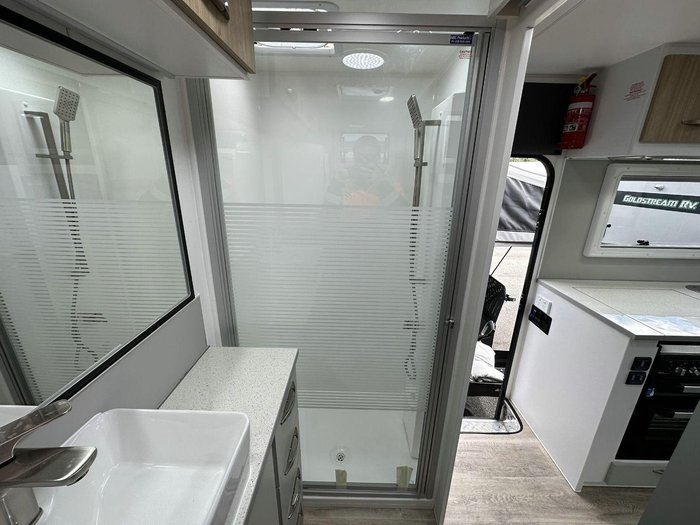 2025 Supreme 1800_R_K1e3_S Classic Tourer 18'