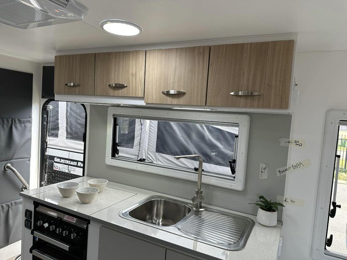 2025 Supreme 1800_R_K1e3_S Classic Tourer 18'