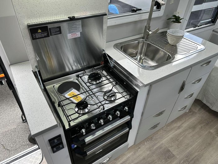 2025 Supreme 1800_R_K1e3_S Classic Tourer 18'