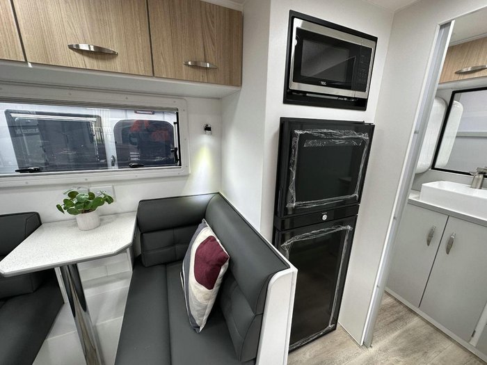 2025 Supreme 1800_R_K1e3_S Classic Tourer 18'