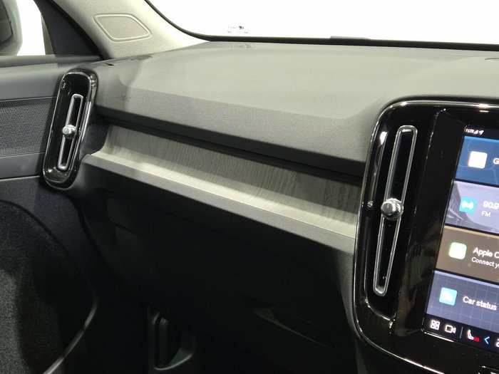 2024 Volvo XC40 Ultimate B4 Dark