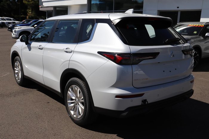 2025 Mitsubishi Outlander ES