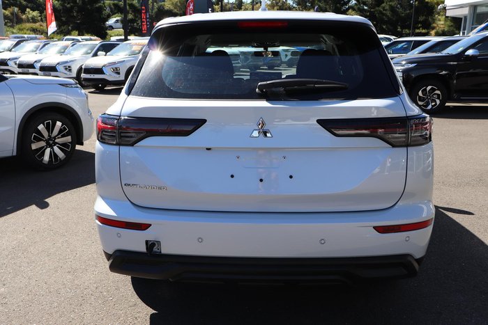 2025 Mitsubishi Outlander ES