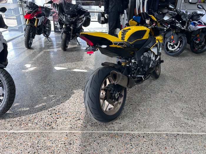 2016 Yamaha YZF-R1 YELLOW