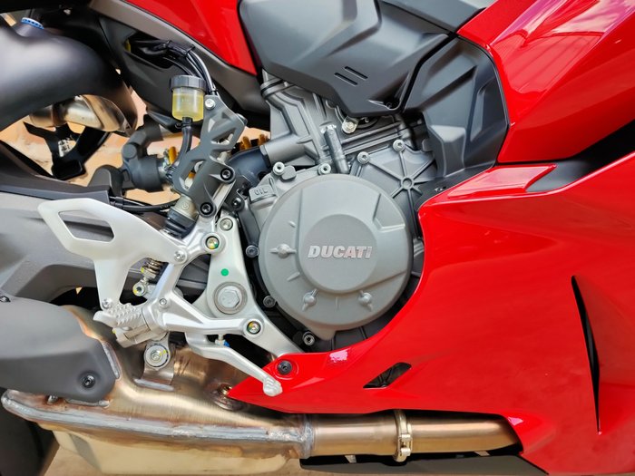 2025 DUCATI PANIGALE V2 ROAD RED