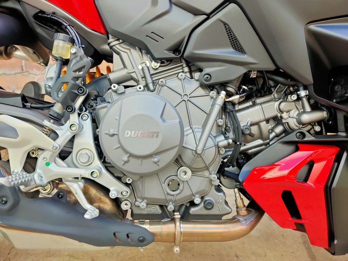 2025 DUCATI STREETFIGHTER V2 S ROAD RED