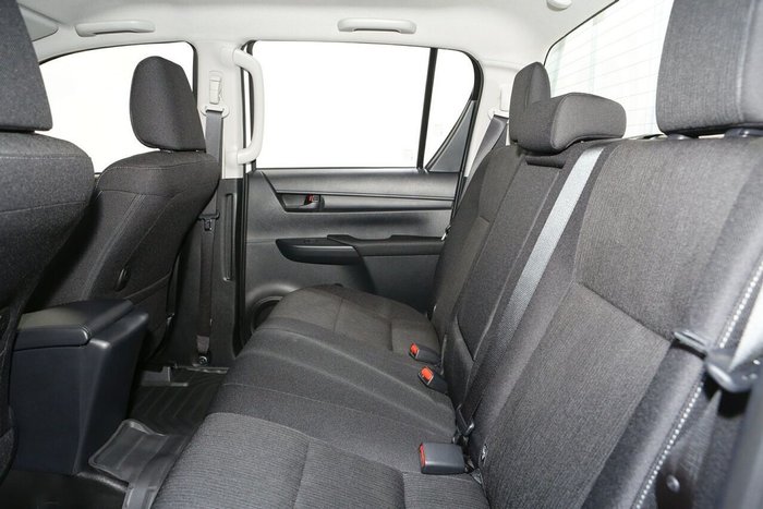 2025 Toyota Hilux SR