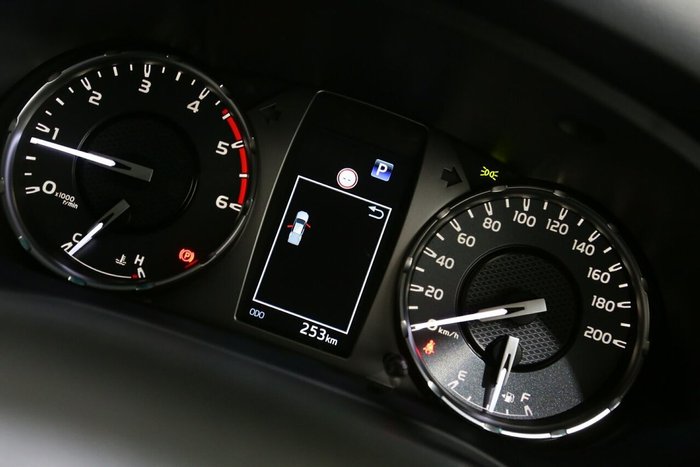 2025 Toyota Hilux SR5 48V