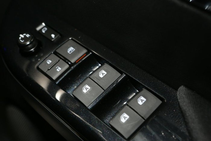 2025 Toyota Hilux SR5 48V