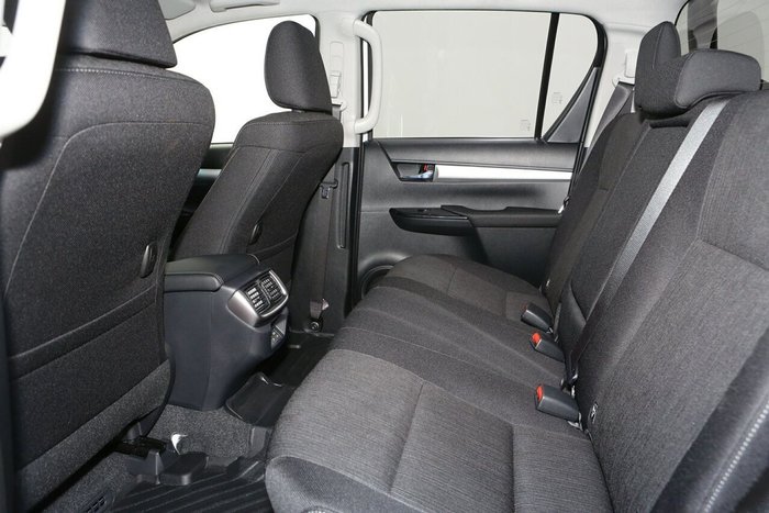 2025 Toyota Hilux SR5 48V