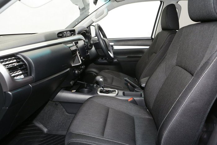 2025 Toyota Hilux SR5 48V