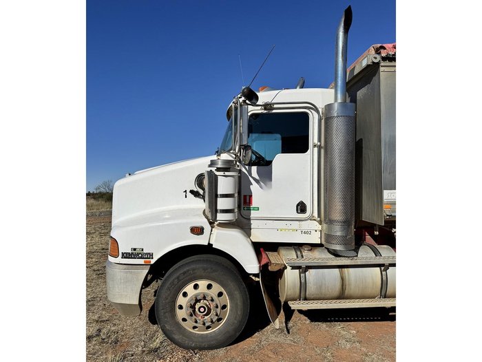 2010 KENWORTH T402 Truck & Dog Trailer Package