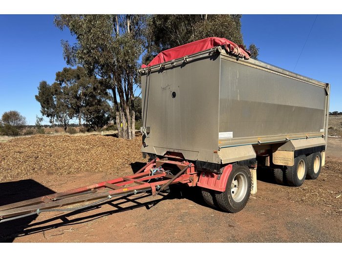 2010 KENWORTH T402 Truck & Dog Trailer Package