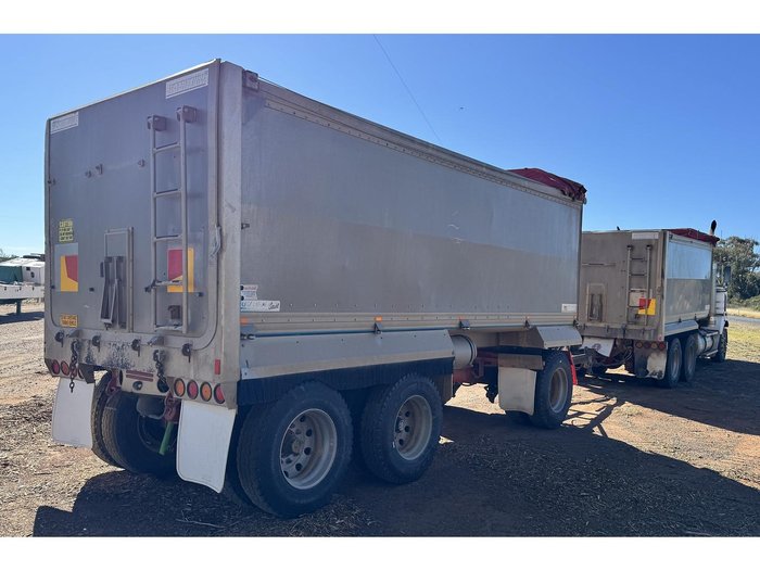 2010 KENWORTH T402 Truck & Dog Trailer Package