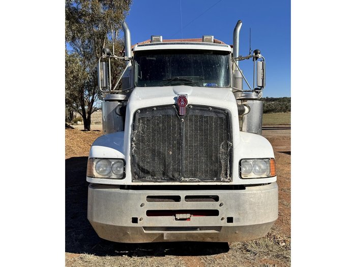 2010 KENWORTH T402 Truck & Dog Trailer Package