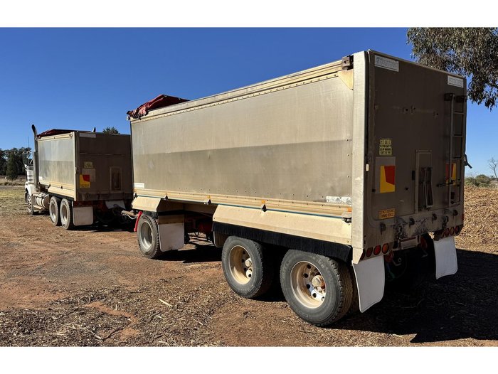 2010 KENWORTH T402 Truck & Dog Trailer Package