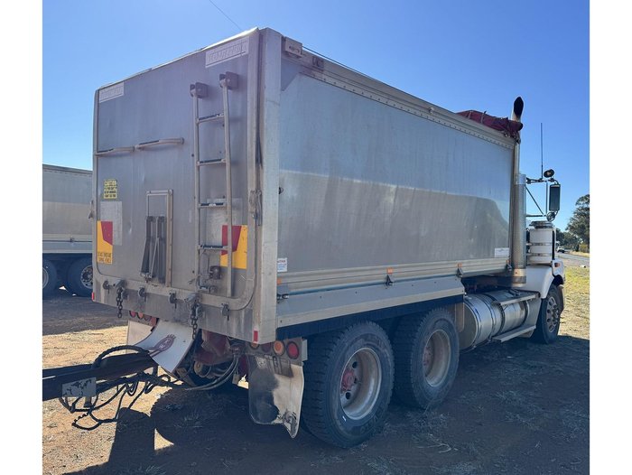 2010 KENWORTH T402 Truck & Dog Trailer Package