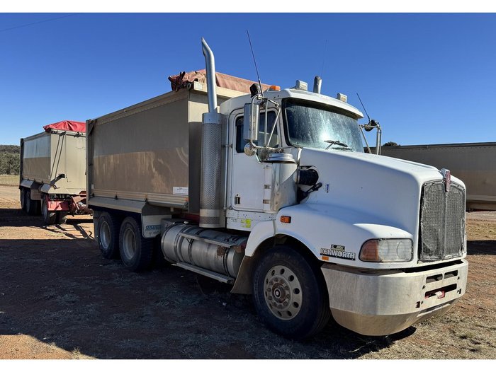 2010 KENWORTH T402 Truck & Dog Trailer Package