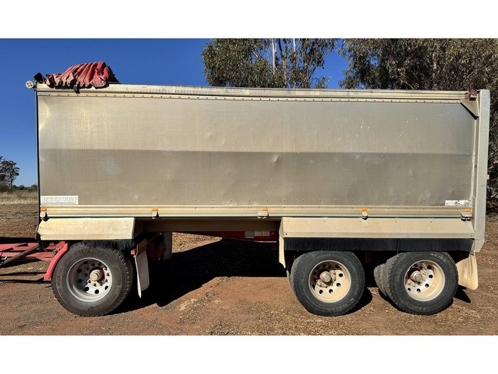 2010 KENWORTH T402 Truck & Dog Trailer Package