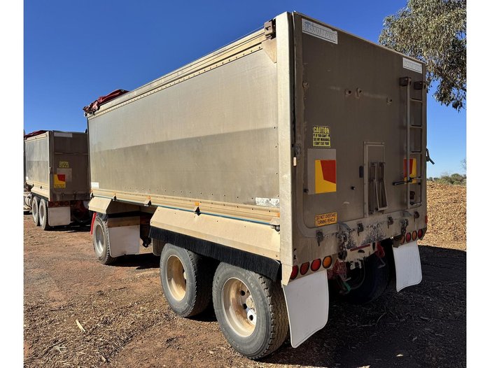 2010 KENWORTH T402 Truck & Dog Trailer Package