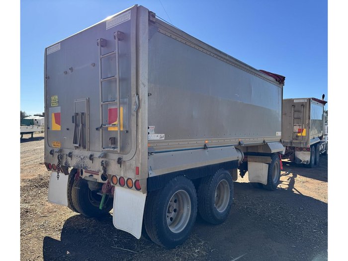 2010 KENWORTH T402 Truck & Dog Trailer Package