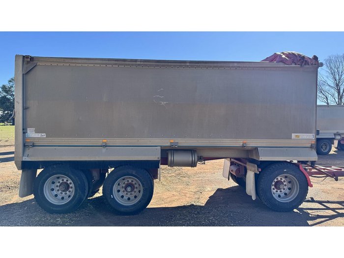 2010 KENWORTH T402 Truck & Dog Trailer Package