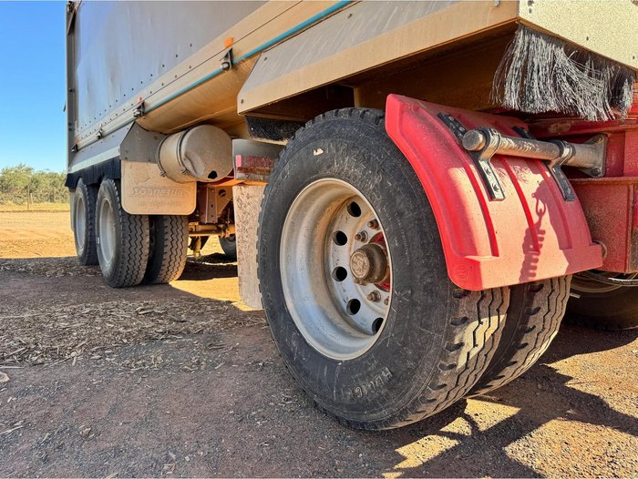 2010 KENWORTH T402 Truck & Dog Trailer Package