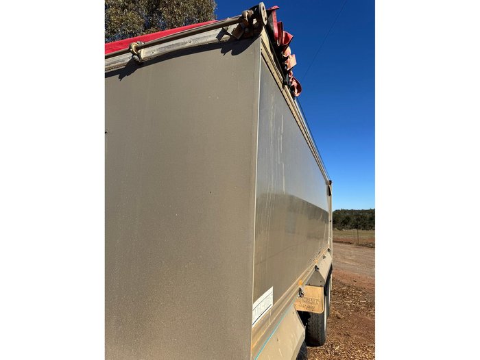 2010 KENWORTH T402 Truck & Dog Trailer Package