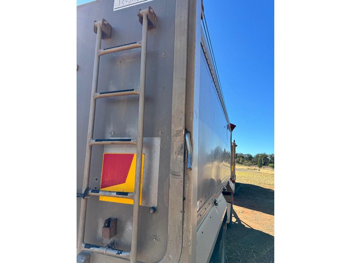 2010 KENWORTH T402 Truck & Dog Trailer Package