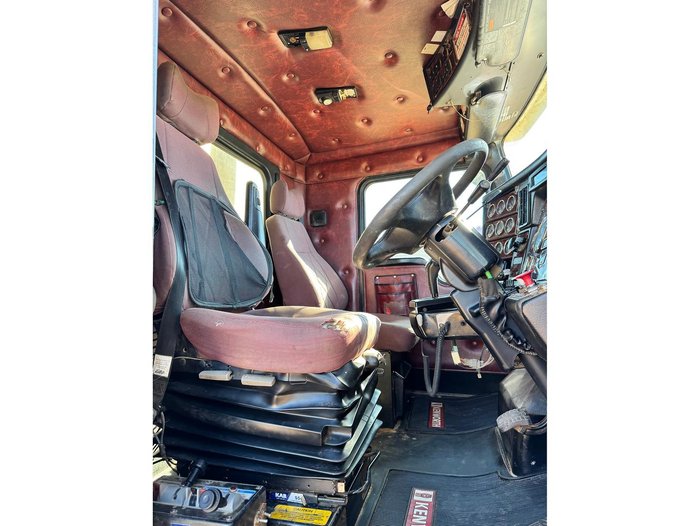 2010 KENWORTH T402 Truck & Dog Trailer Package