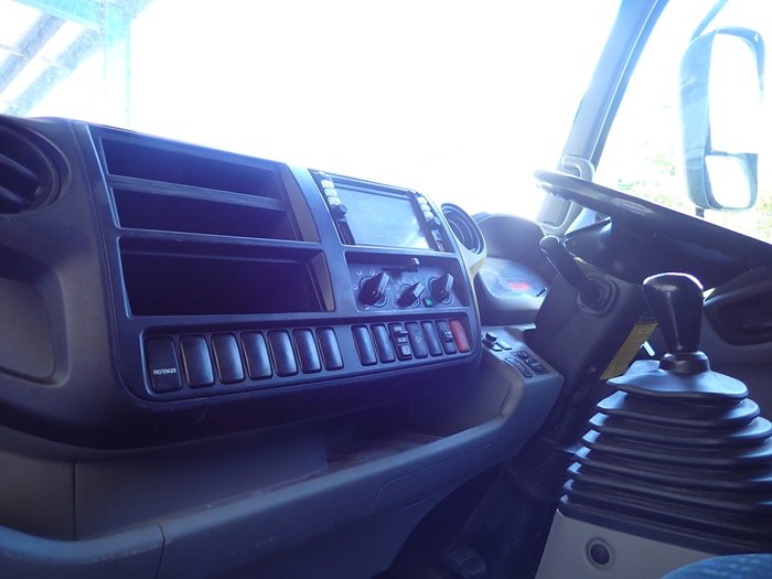2016 HINO DUTRO 617 SILVER