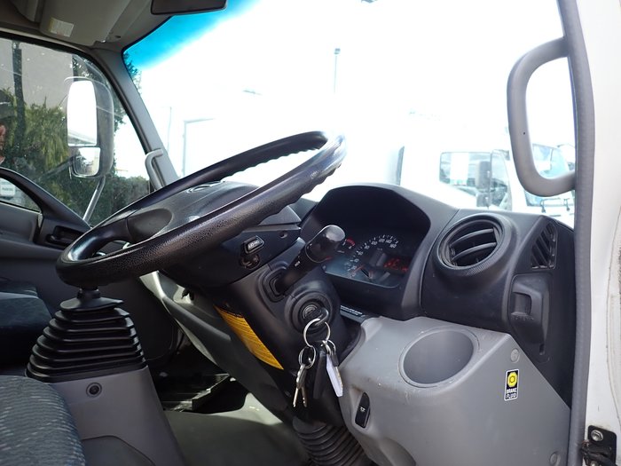 2015 HINO DUTRO 917 WHITE