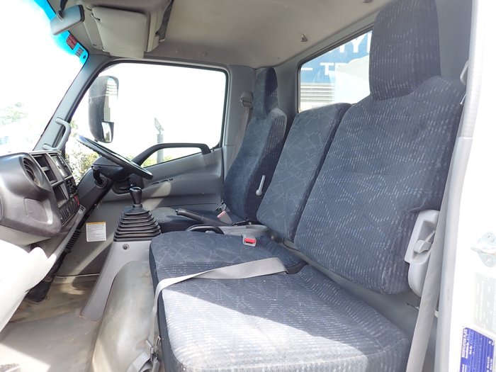 2015 HINO DUTRO 917 WHITE