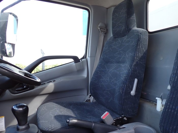 2015 HINO DUTRO 917 WHITE