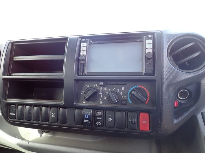 2015 HINO DUTRO 917 WHITE