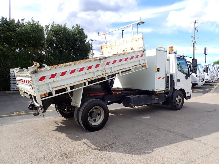 2015 HINO DUTRO 917 WHITE