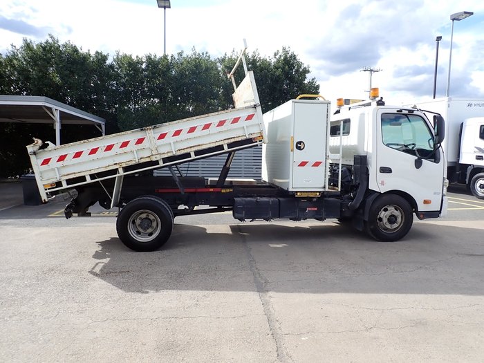 2015 HINO DUTRO 917 WHITE