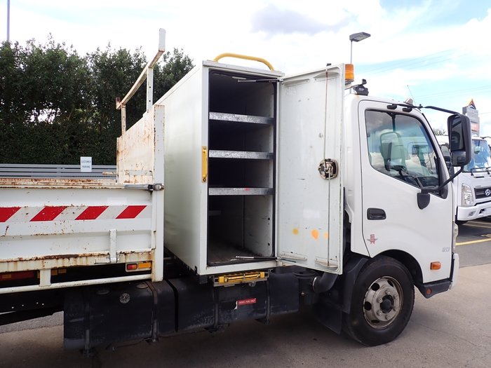 2015 HINO DUTRO 917 WHITE