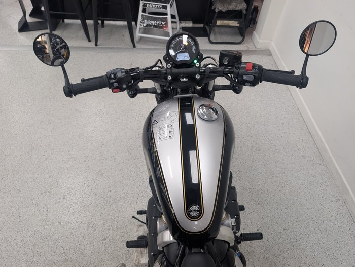 2025 Triumph BONNEVILLE BOBBER ICON Black