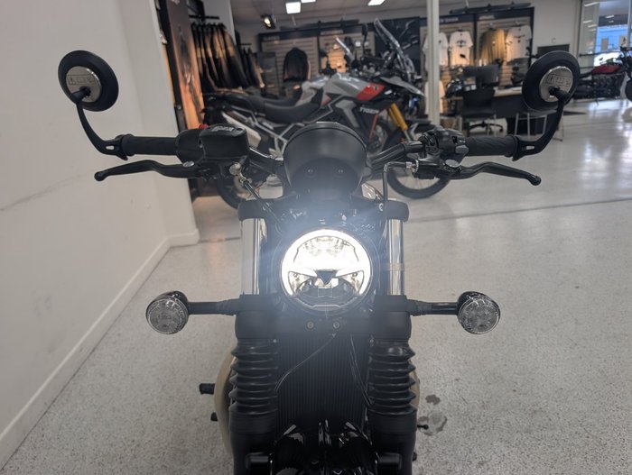 2025 Triumph BONNEVILLE BOBBER ICON Black